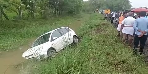 கார் மீது பைக் மோதி விபத்து - கோயிலில் இருந்து வீடு திரும்பியபோது நடந்த அதிர்ச்சி