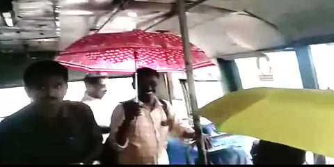 பெரியகுளத்தில் கொட்டித் தீர்த்த கனமழை – பேருந்துக்குள் குடைபிடித்தபடி அவதியுற்ற மக்கள்!