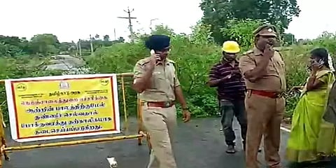 கூவம் ஆற்றில் வெள்ளப்பெருக்கால் சேதமடைந்த தரைப்பாலம் - போக்குவரத்துக்கு தடை விதிப்பு