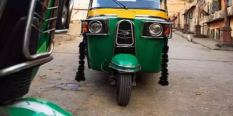 விட்டுச்சென்ற கணவன்.. மகனுக்காக தடைகளை உடைத்த தாய்.. இது போபால் பெண் டிரைவரின் கதை!