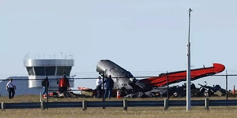 நடுவானில் மோதிய போர் காலத்து விமானங்கள்.. துண்டுத்துண்டாக வெடித்து சிதறிய பகீர் காட்சி!