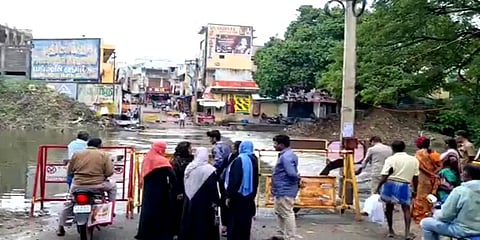 தமிழகம் ஆந்திராவில் பெய்யும் கனமழை: பாலாற்றில் வெள்ளப்பெருக்கு – போக்குவரத்து துண்டிப்பு