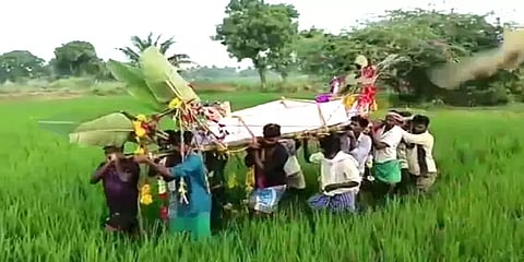 'மயானத்திற்குச் செல்ல சாலை வசதி இல்லை' - சடலத்தை வயல்வெளியில் சுமந்து செல்லும் அவலம்