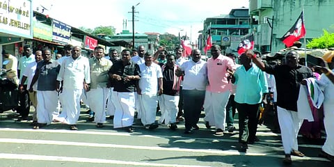 டேன் டீ நிர்வாகத்தை மூடுவதா? போராட்டத்தில் ஈடுபட முயன்ற இரு அதிமுக எம்எல்ஏக்கள் கைது!