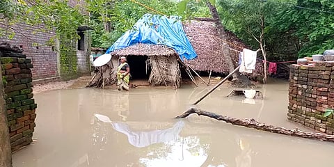 தரங்கம்பாடி: நீர் வடிய வழியின்றி 2 நாட்களாக வீடுகளை சூழ்ந்துள்ள வெள்ளம் - மக்கள் அவதி