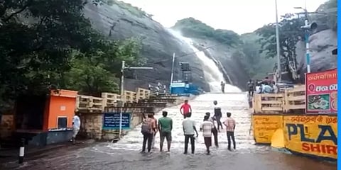 குற்றால அருவிகளில் திடீரென ஏற்பட்ட வெள்ளப்பெருக்கு – குளிக்க தடை