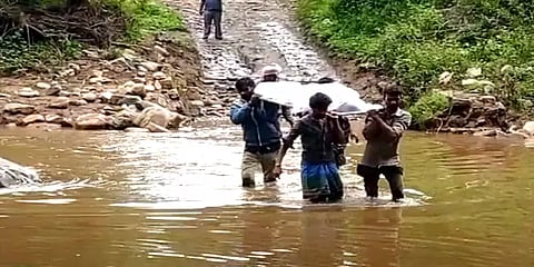 கடும் மழை காட்டாற்றில் வெள்ளம்: 3 கிமீ தூரம் சடலத்தை சுமந்து சென்ற அவலம்