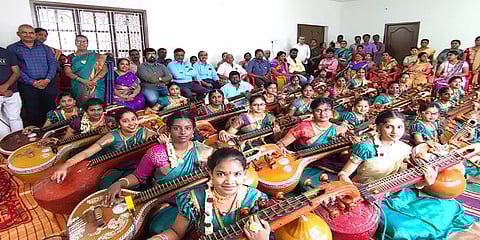 வீணை இசை சங்கமம்: 11 நிமிடம் மோகன ராகம் இசைத்து சாதனை படைத்த 23 மாணவிகள்