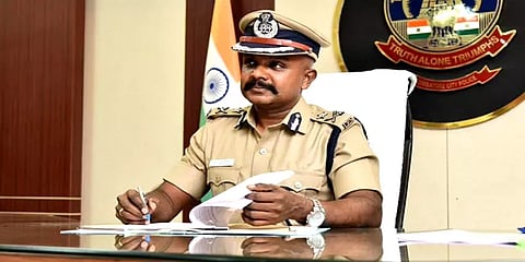 'வெடிக்கச் செய்வது வீரம் அல்ல... படிப்பு மூலம் பகுத்தறிவை தேடு..' காவல் ஆணையரின் கவிதை