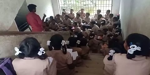 கல்வராயன் மலை: போதிய வகுப்பறை இல்லாததால் மாடிப்படியில் வகுப்புகள் நடக்கும் அவலம்!