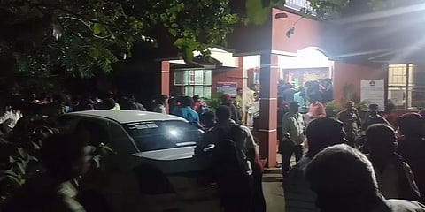 `நன்னடத்தை சான்றிதழ் கட்டாயம்’- இரவோடு இரவாக காவல் நிலையத்தில் குவிந்த இளைஞர்கள்!