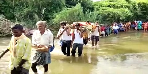 பாலம் இல்லாததால் ஆற்றில் சடலத்தை சுமந்து சென்ற அவலம் - பொதுமக்கள் கண்ணீர்