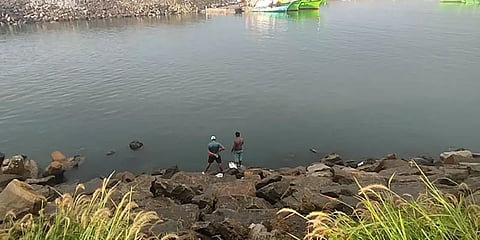 தடுப்புச்சுவரை தாண்டி கடல் பாறை மீதேறி அபாயகரமாக மீன்பிடித்த இளைஞர்கள்!