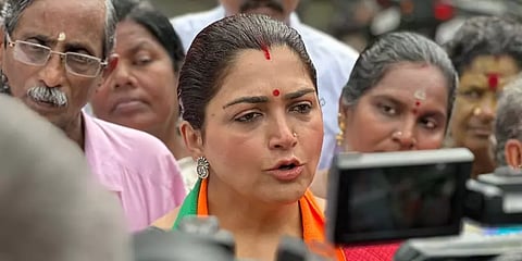 ``தமிழக முதல்வர் வீட்டுக்கு பெட்டி பெட்டியாக பணம் செல்கிறது”– குஷ்பு பகிரங்க குற்றச்சாட்டு