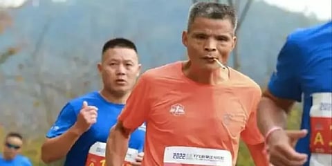 இப்படியெல்லாம் மாரத்தான் ஓடுவார்களா! சிகரெட் பிடித்துக்கொண்டே 42 கி.மீ ஓடிய 50 வயது நபர்!