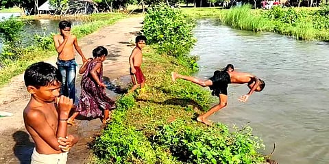 எச்சரிக்கையை மீறி ஆபத்தை உணராமல் வெள்ள நீரில் குளித்து கும்மாளமிடும் சிறுவர்கள்