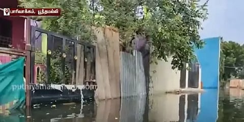 பூந்தமல்லி: குடியிருப்புப் பகுதியை சூழ்ந்துள்ள தண்ணீர் - மிதவை படகுகளில் பயணிக்கும் அவலம்