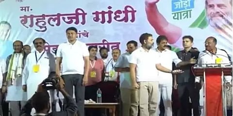 தவறுதலாக ஒலிக்கப்பட்ட தேசிய கீதம் ; வைரலாகும் காங்கிரஸ் மற்றும் பாஜகவினர் வீடியோ!