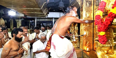 இன்று அதிகாலை சபரிமலையில் நடை திறப்பு – கொட்டும் மழையிலும் பக்தர்கள் சுவாமி தரிசனம்