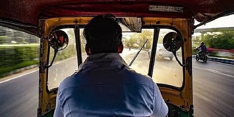 ”ஒருவேளை இன்ஜினியரா இருப்பாரோ” - தவறவிட்ட airpod-ஐ சாமார்த்தியமாக ஒப்படைத்த ஆட்டோ டிரைவர்!