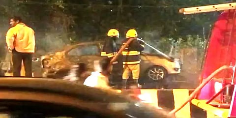 ஓஎம்ஆர் சாலையில் சென்ற கார் திடீரென தீப்பற்றி எரிந்ததால் பரபரப்பு