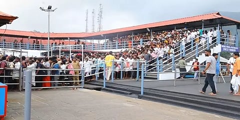 சபரிமலையில் அலைமோதும் பக்தர்கள் கூட்டம் - நீண்ட வரிசையில் காத்திருந்து சுவாமி தரிசனம்