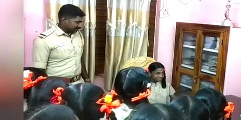 போலீஸ் அதிகாரியாக வருவோம்: ஆசைப்பட்ட மாணவிகளை உற்சாகப்படுத்திய காவல் ஆய்வாளர்