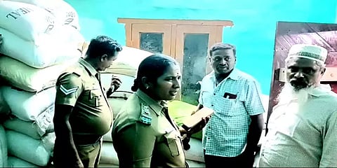 தேனி: ரேஷன் அரிசியை கடத்த முயன்றதாக இருவர் கைது – 300 மூட்டை அரிசி பறிமுதல்