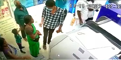 ரூ.56 ஆயிரம் பணம் எடுத்ததாக வந்த குறுஞ்செய்தி: அதிர்ச்சியடைந்த பெண் - நடந்தது என்ன?