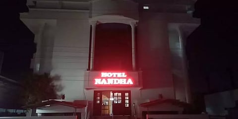 ’’பிணத்தைக் காணோம்’’ - போலீசாரை அழைத்து களேபரத்தை ஏற்படுத்திய பிரபல விடுதி நிர்வாகம்