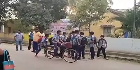 சக மாணவருடன் ஏற்பட்ட மோதலில் கீழே விழுந்த பள்ளி மாணவன் உயிரிழப்பு! கிருஷ்ணகிரியில் சோகம்