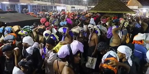 4 நாள்களில் 2 லட்சம் பக்தர்கள்! சரண கோஷங்களுடன் நிரம்பி வழியும் சபரிமலை