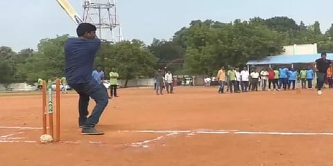 கிரிக்கெட் விளையாடி சிக்சர்களை அடித்து அசத்திய திருச்சி மாவட்ட ஆட்சியர்!