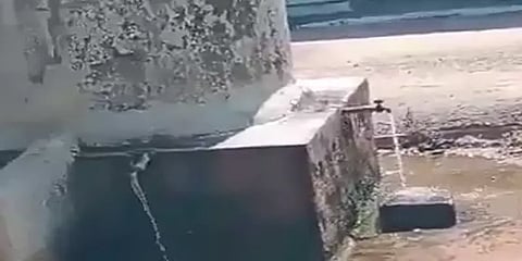 பட்டியலின பெண் தண்ணீர் குடித்ததால் பசுவின் கோமியத்தை கொண்டு டேங்கை சுத்தப்படுத்திய மக்கள்