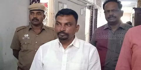 மோசடி புகார்; பதுங்கிய முன்னாள் அதிமுக பிரமுகரை ஸ்கெட்ச் போட்டு தூக்கிய போலீசார்!