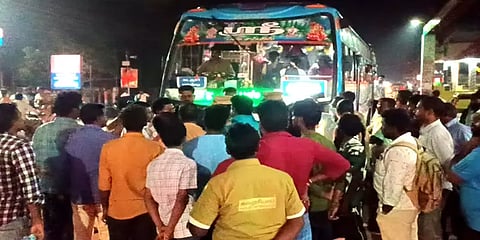 ``சீர்காழிலாம் நிறுத்த மாட்டோம்”- பயணிகளை ஏற்க மறுத்த தனியார் பேருந்தை சிறைபிடித்த மக்கள்!