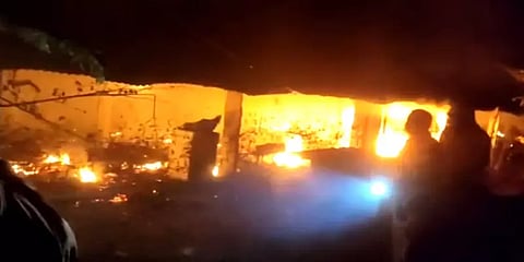 கோழிப்பண்ணையில் ஏற்பட்ட பயங்கர தீ விபத்து: சுமார் 3,500 கோழிக்குஞ்சுகள் எரிந்து நாசம்