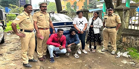 தமிழக - கேரள எல்லை வாகன சோதனையில் சிக்கிய கஞ்சா - இளம்பெண் உட்பட மூவர் கைது