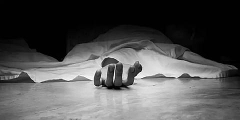 உடலுறவின்போது வலிப்பு ஏற்பட்டு இறந்த தொழிலதிபர்; கணவன் உதவியுடன் உடலை சாலையில் வீசிய பெண்!