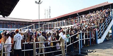 சபரிமலையில் அலைமோதும் பக்தர்கள் கூட்டம் - ஒரே நாளில் 61,483 பேர் தரிசனம்