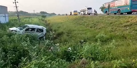 நண்பர்களுடன் சென்றபோது சாலையோர பள்ளத்தில் கார் கவிழ்ந்து விபத்து-2 பேர் பலி, இருவர் காயம்