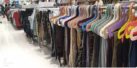 நானும் டிரஸ் எடுக்கணும் நகருங்க.. துணிக்கடைக்குள் புகுந்த 7 அடி நீள பாம்பு !