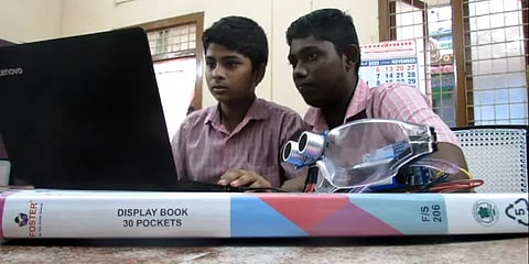 கண் பார்வையற்றோருக்காக கண்ணாடி கண்டுபிடித்த அரசு பள்ளி மாணவர்கள்! நெகிழ்ந்த நாகை ஆட்சியர்