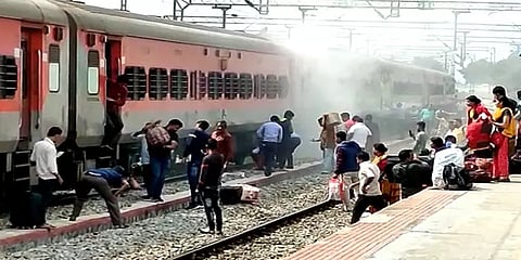 பெங்களூரு டூ ஹவுரா: உணவகப் பெட்டியில் இருந்து திடீரென புகை வந்ததால் நிறுத்தப்பட்ட ரயில்