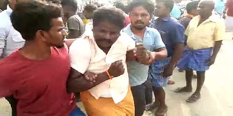 "ஒங்க வீட்டுல கோளாறு இருக்கு: தோஷம் கழிக்கணும்" - மோசடி சாமியாருக்கு விழுந்த தர்ம அடி!