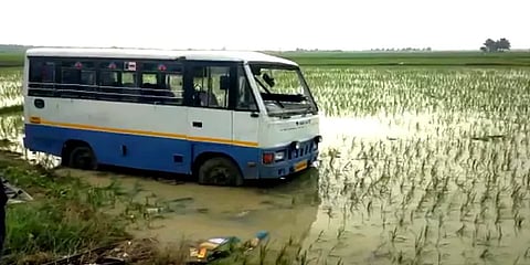 கட்டுப்பாட்டை இழந்து வயலில் இறங்கிய தனியார் பள்ளி வேன் - காயமடைந்த குழந்தைகள்