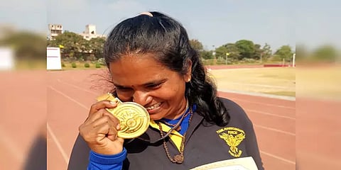 தேசிய அளவிலான மூத்தோர் விளையாட்டுப்போட்டி – 5 பதக்கங்களை வென்ற பெண் தலைமை காவலர்