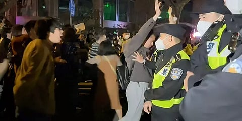 ஒரு புறம் தலைதூக்கும் கொரோனா... மறுபுறம் வெடிக்கும் போராட்டம் - சமாளிக்குமா சீன அரசு!