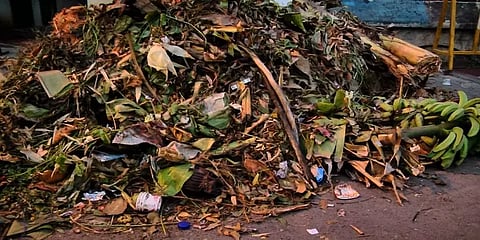 ”எங்களுக்கே பைன் போடுவிங்களா” - காவல் நிலையம் முன்பு குப்பைகளை கொட்டிய நகராட்சி ஊழியர்!