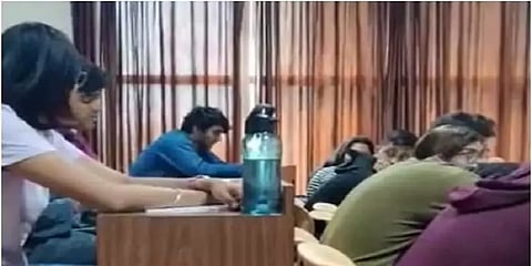 ‘உங்கள் மகனை தீவிரவாதி என்று அழைப்பீர்களா?’ - பேராசிரியரை கேள்விகளால் துளைத்த மாணவர்!